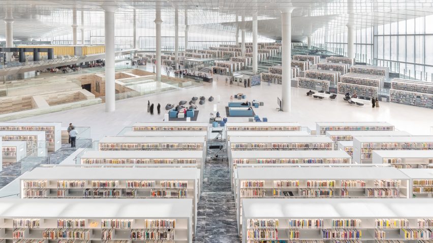 Plot fëmijë rrëmojnë në raftet e saj ose ulen me libra në duar, në këmbët e shtyllave të mëdha, që mbështesin mega-strukturën e “Rem Koolhaas”, prej 45.000 metra katrorësh. Në 6 muajt e parë të vitit, thonë drejtues të saj, çdo libër i seksionit të fëmijëve është huazuar, çka tregon se përpjekjet për të tërhequr dhe më të vegjlit, kanë dhënë fryt. QNL-ja, e shitur si një bibliotekë “e zhurmshme”, përmban një auditor me 120 vende dhe një zonë eventesh në zemër të hapësirës, së mbushur me dritë natyrale, e cila të kujton një aeroport modern. “Të gjithë librat që shihni në këtë vend mund të huazohen nga përdoruesit. Ndryshe nga shumë biblioteka kombëtare, ne kemi një funksion të bibliotekës publike që bashkërendohet me funksionin kombëtare dhe atë kërkimor”, është shprehur Stuart James Hamilton, zëvendës drejtori ekzekutiv i bibliotekës. Me mbi një milion libra dhe 500,000 botime digjitale, biblioteka e ndodhur në Doha, është më e madhja në Lindjen e Mesme. Megjithatë konkurrenca nuk mungon, Emiratet e Bashkuara Arabe po përpiqen t’ia kalojnë Katarit me bibliotekën më të re, në Dubai, “Mohammed Bin Rashid”, e cila kur te çelet, thuhet se do ti ofrojë plot 1.5 milion libra, publikut për lexim./ Insajderi/