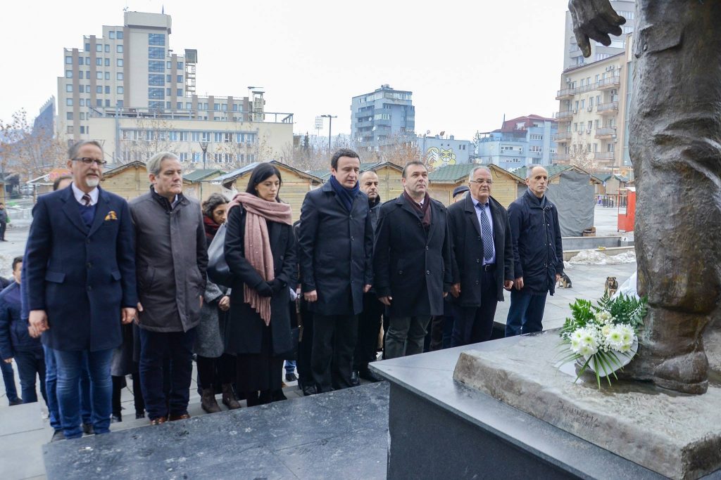 Albin Kurti pranë bustit të Legjendës Zahir Pajaziti...!