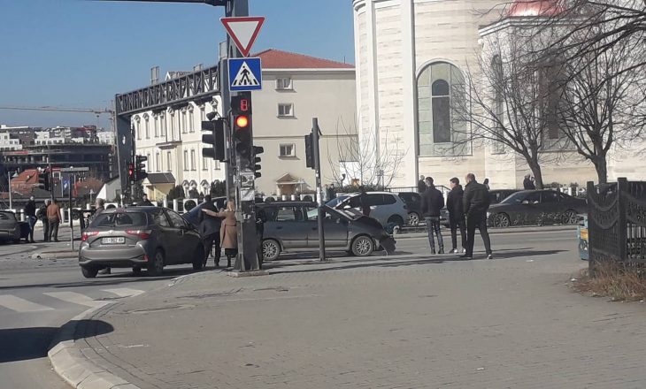 Katër persona kanë kërkuar trajtim mjekësor për lëndimet e marra si pasojë e aksidentit që ndodhi para pak çastesh te Katedralja në Prishtinë. Lajmin për Insajderin e ka konfirmuar zëdhënësi i policisë, Daut Hoxha teksa ka shtuar se në aksident kanë qenë të përfshira dy vetura. “Rreth orës 11:30, Policia iu ka përgjigjur thirrjes për një aksident trafiku në Prishtinë, konkretisht te udhëkryqi afër Katedrales. Në këtë aksident të shkaktuar, të përfshira kanë qenë 2 automjete, përderisa 4 persona kanë kërkuar trajtim mjeksor për lëndimet e marra si pasojë e aksidentit. Njësiti kompetent i policisë së trafikut është duke u marr me rastin”, ka thënë Hoxha për Insajderin.