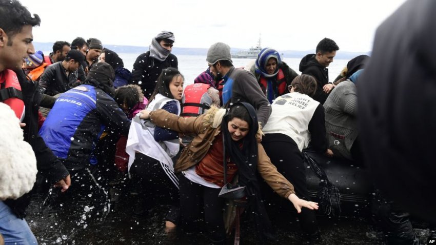 migrantet-perplasen-me-policine-greke