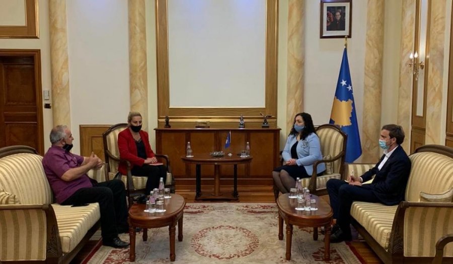 Vjosa Osmani takoi zyrtaret e sindikates se policise se Kosoves